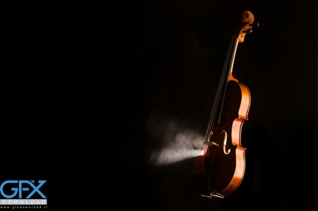 ویولن کلاسیک در استودیو عکاسی با نور نرم و کیفیت بالا برای چاپ