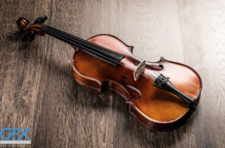 عکس حرفه‌ای ویولن روی میز چوبی برای چاپ و طراحی پوستر