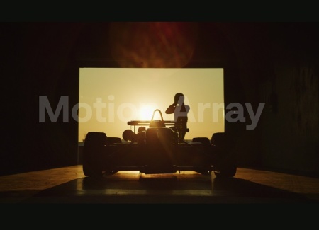 فوتیج راننده مسابقه اتومبیل‌ رانی در گاراژ Driver Walks Into The Garage