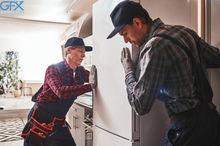 تصویر یخچال در حال تعمیر توسط تکنسین حرفه‌ای با کیفیت بالا