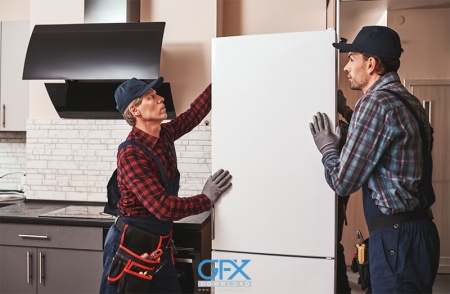 عکس یخچال در حال تعمیر