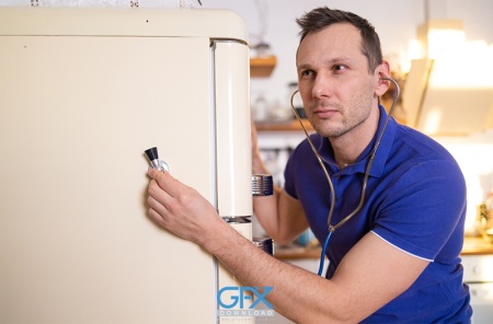 دانلود عکس یخچال در حال تعمیر برای بنر