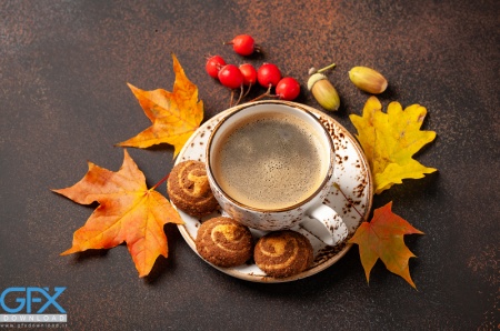 عکس قهوه پاییزی با فضایی گرم و نور ملایم