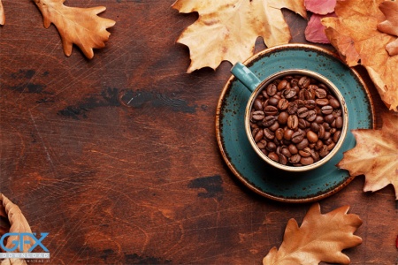 عکس قهوه پاییزی با برگ‌های خشک و رنگ گرم