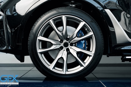 تصویر باکیفیت لاستیک خودرو مناسب طراحی پوستر تبلیغاتی