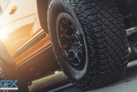 تصویر لاستیک خودرو چهارفصل در پس‌زمینه تیره