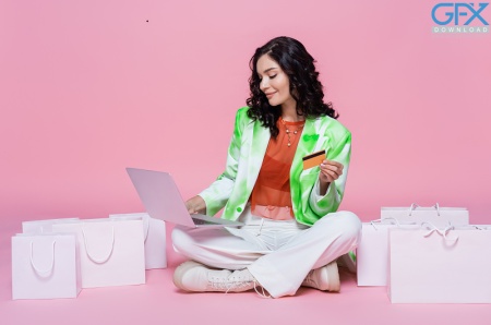 عکس با کیفیت از کاربر در حال خرید اینترنتی