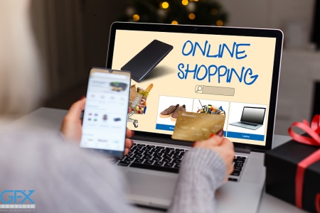 عکس فروشگاه اینترنتی با مشتری در حال انتخاب کالا