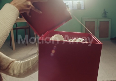 دانلود فوتیج باز کردن هدیه توسط زن Woman Opening A Gift