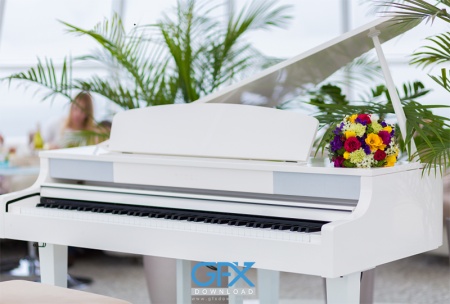 تصویر زیبا از پیانو سفید با کیفیت چاپ بالا