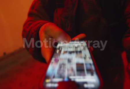 فوتیج اسکرول شبکه اجتماعی در گوشی در فضای شب Scrolling Social Media