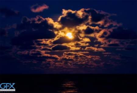 دانلود عکس ابر واقعی در شب با کیفیت بالا و وضوح HD