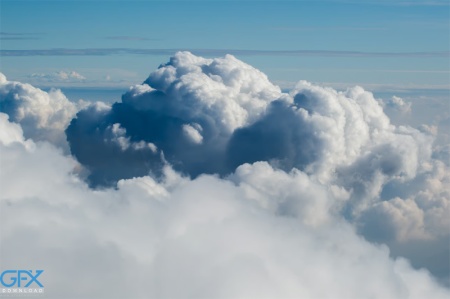 نمای نزدیک از ابرهای واقعی در آسمان