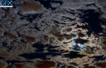 عکس ابر در شب با نور ماه در آسمان تاریک