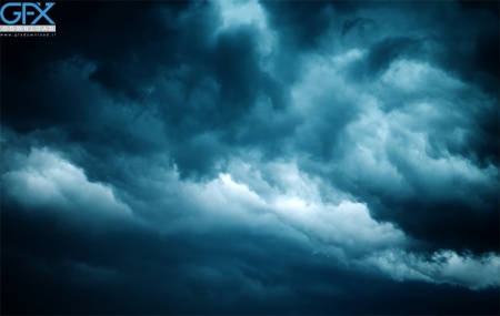 تصویر آسمان شب همراه با ابرهای روشن