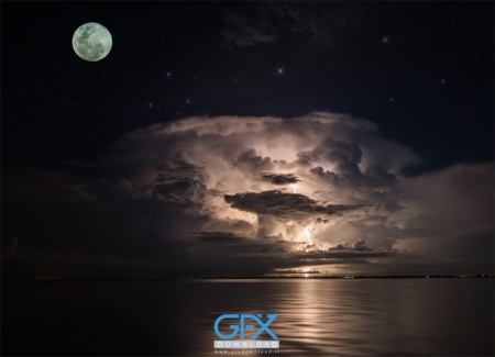 عکس ابر در شب با فضای آرام و رازآلود