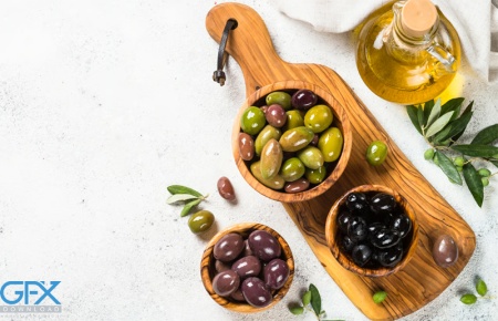 تصویر زیتون سبز در کنار روغن زیتون طبیعی