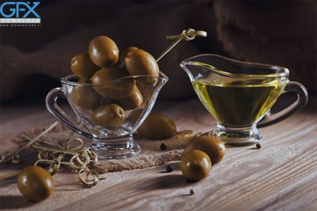 تصویر حرفه‌ای از زیتون سبز و روغن زیتون