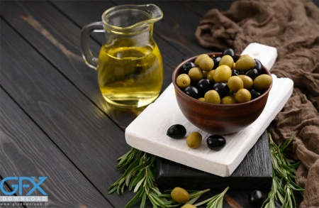 عکس زیتون سبز و سیاه تازه چیده شده با جزئیات بالا
