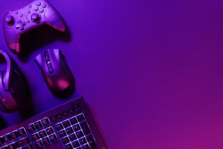 بک گراند گیمینگ دارک با کیبورد RGB و دسته بازی مناسب طراحی و استریم حرفه‌ای