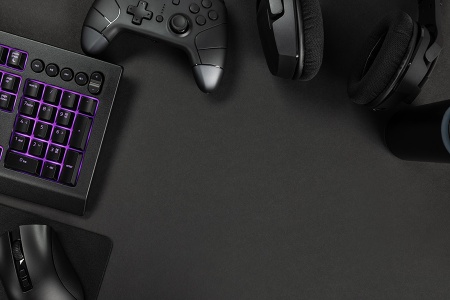 بک گراند گیمینگ بنفش RGB با تجهیزات گیمینگ مناسب طراحی مدرن