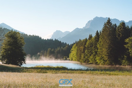 تصویر دریاچه و کوهستان در طبیعت