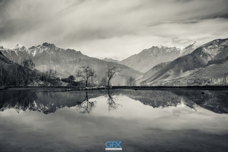 تصویر استوک منظره و دریاچه با کنتراست سیاه و سفید